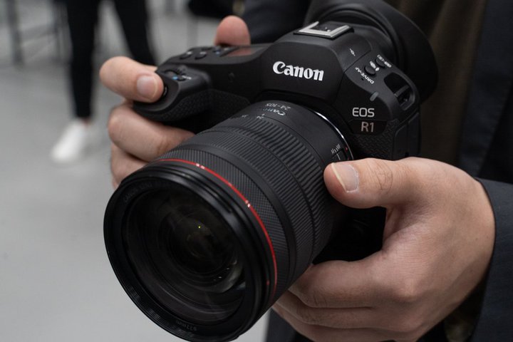 キヤノン、プロ撮影に応えるフルサイズミラーレス一眼のフラグシップモデル「EOS R1」